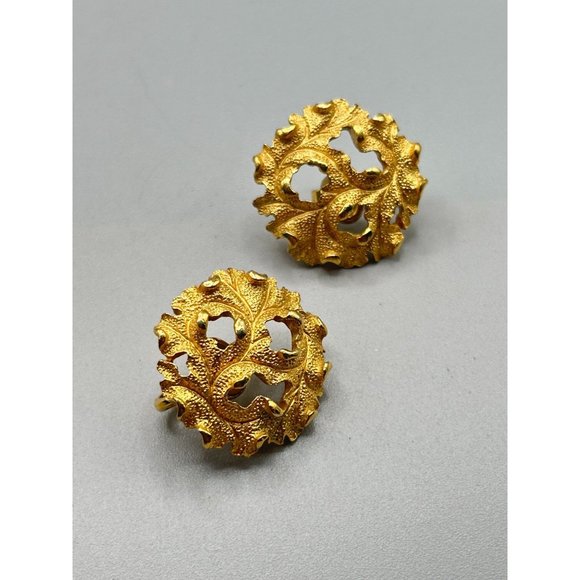 Vintage Signed Trifari Clip Earrings Gold Tone Textured Leaf Design Round Clips - Picture 2 of 6